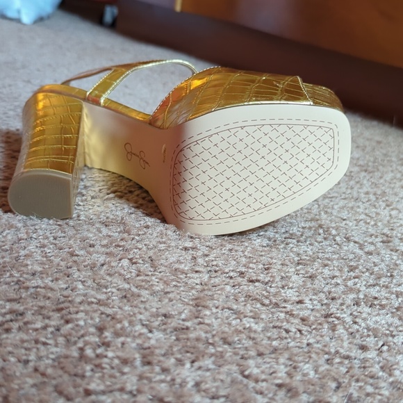 NWB Gold Platform Sandals - Picture 3 of 4